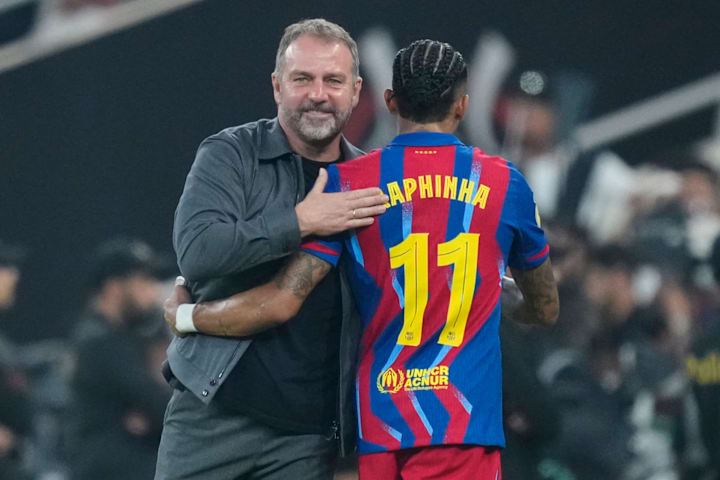 汉西·弗利克(左)拥抱拉菲尼亚 汉西·弗利克(左)拥抱拉菲尼亚