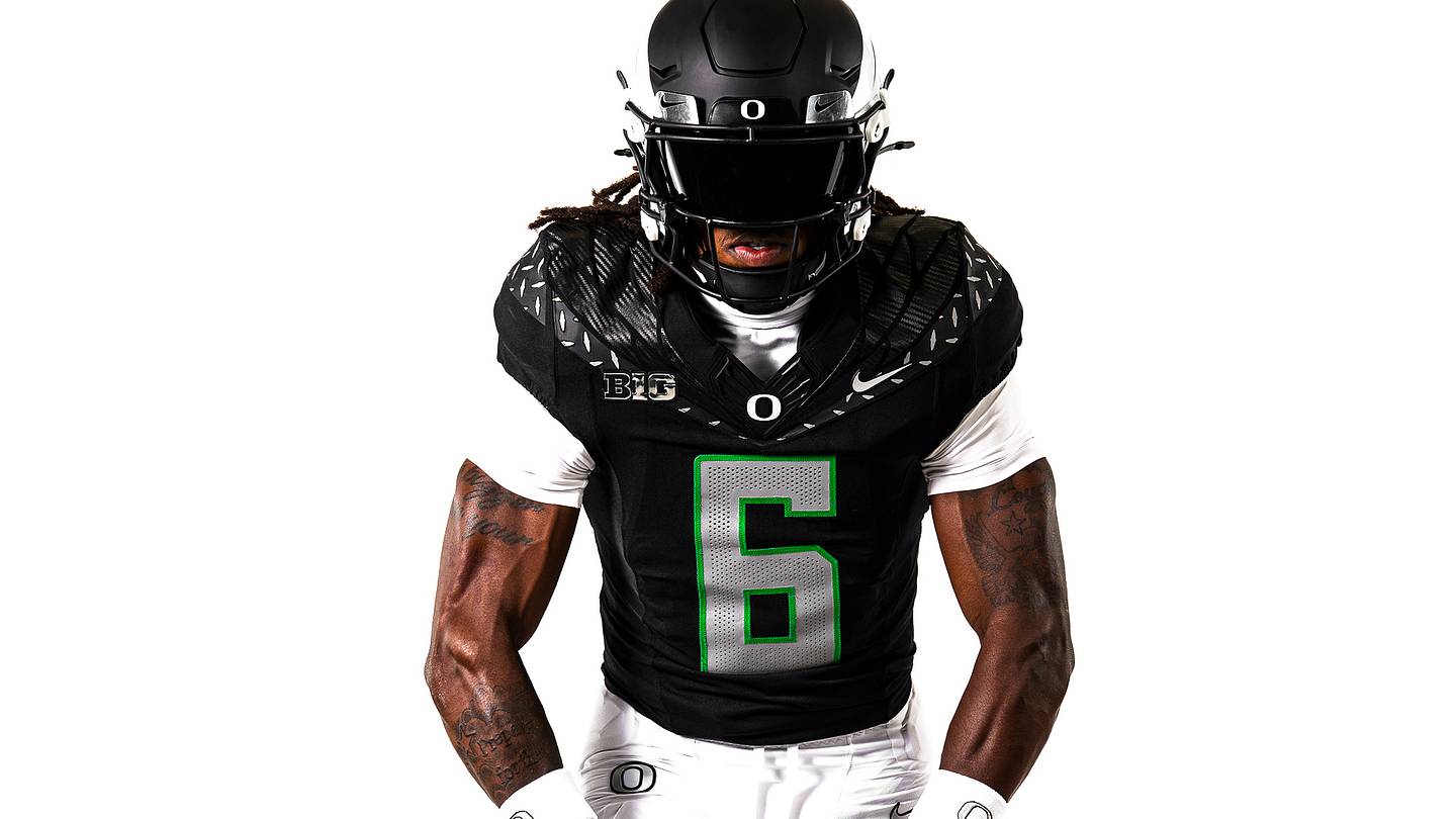 A Closer Look At Oregon Ducks’ New Uniform Combination For Halloween