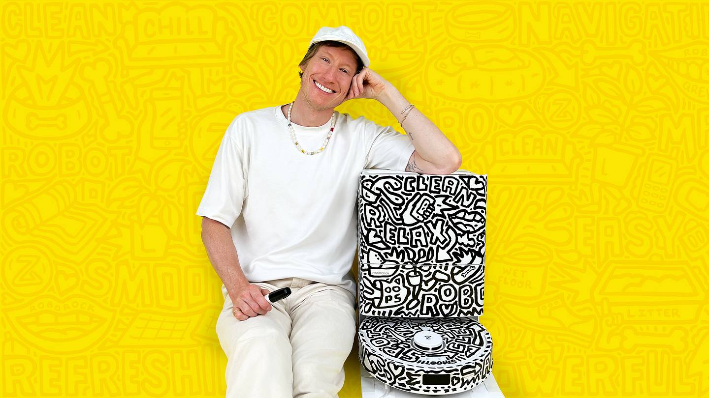 Watch an Artist Draw On a Robot Vacuum