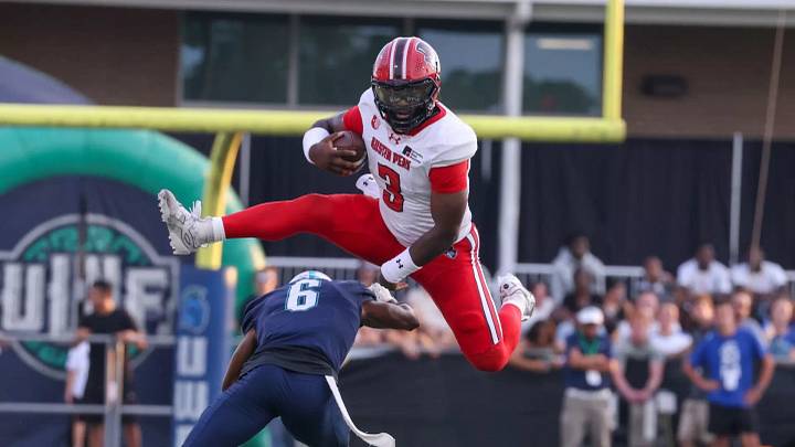 Austin Peay quarterback Chris Parson (3) Austin Peay quarterback Chris Parson (3)