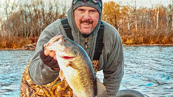 Avoid the 10 most common fall bass fishing mistakes and learn quick fixes. Discover proven tactics, lures, and seasonal strategies to catch more bass.