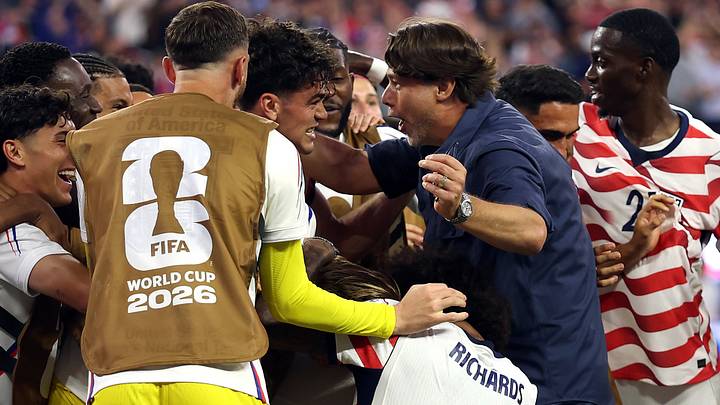 Mauricio Pochettino (center) had a night to savor. Mauricio Pochettino (center) had a night to savor.