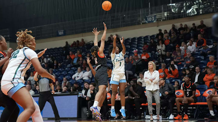Tulane guard Kayla Hampton Knocks Down a Three