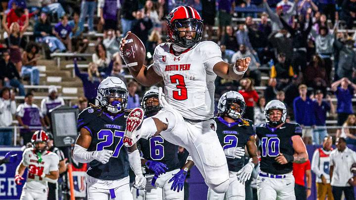 Austin Peay quarterback Chris Parson (3)