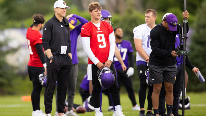 Rookie QB J.J. McCarthy (9) at Vikings minicamp talking with QB coach Josh McCown
