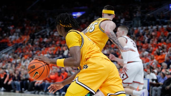 Dec22, 2025; St. Louis, Missouri, USA; Missouri Tigers point guard Anthony Robinson II (0) initiates a fastbreak alongside senior guard Jacob Crews (35) agains the Illinois Fighting Illini at the Enterprise Center. 