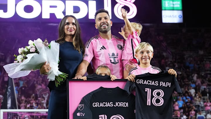 Jordi Alba (center) celebrated his retirement alongside his family following Inter Miami’s 4–0 win over Atlanta United.