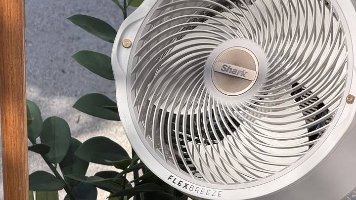 Shark FlexBreeze Pro Mist Indoor & Outdoor Fan Shark FlexBreeze Pro Mist Indoor & Outdoor Fan