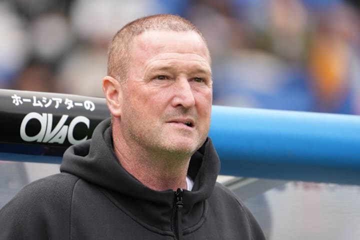 สตีฟ ฮอลแลนด์กัดริมฝีปาก