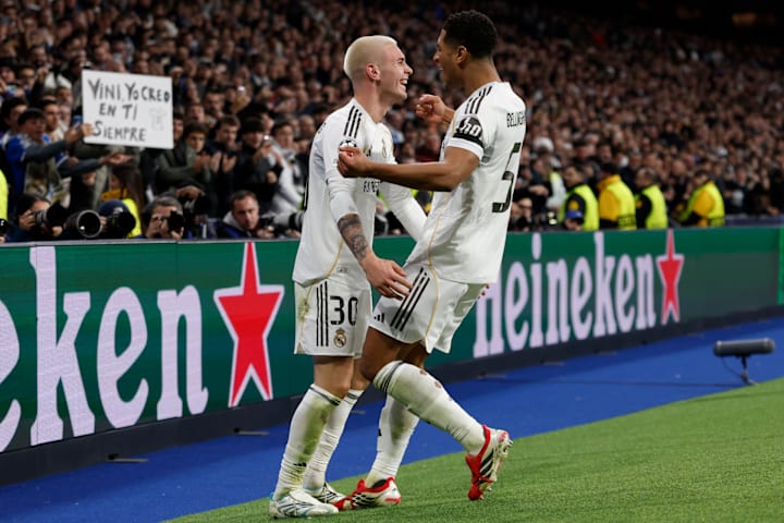 弗兰科·马斯坦图奥诺（左）和裘德·贝林厄姆在庆祝。