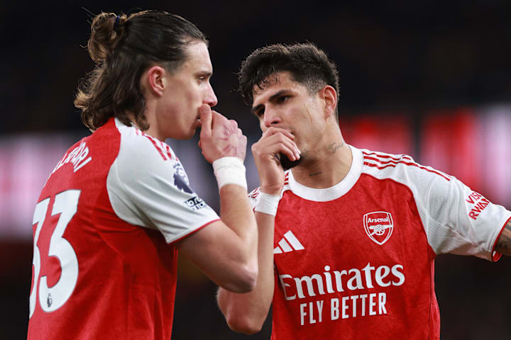 Riccardo Calafiori (left) and Piero Hincapié whispering. 里卡多·卡拉菲奥里(左)和皮耶罗·因卡皮耶在交谈。