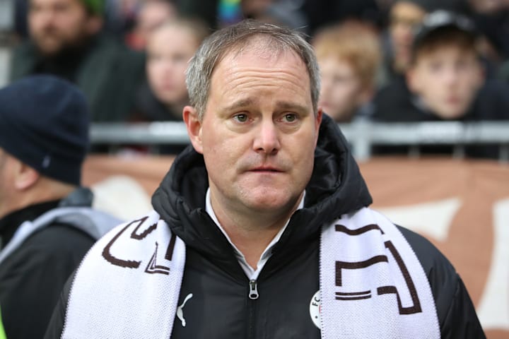 奥克·格特利希若有所思的样子。