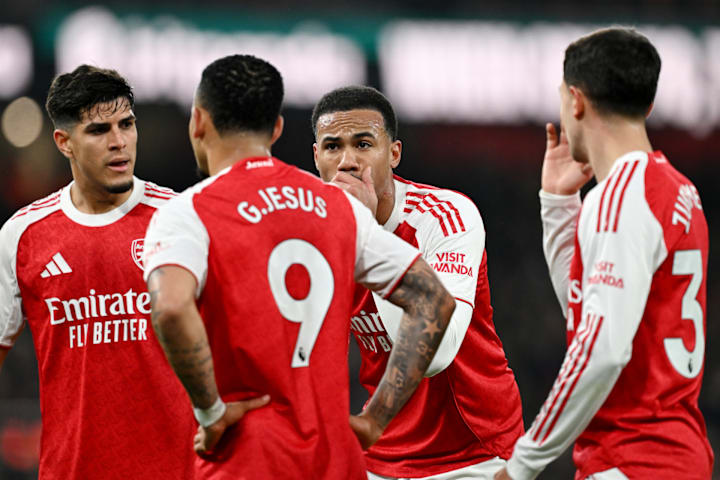 นักเตะอาร์เซนอล 4 คนกำลังพูดคุยกัน