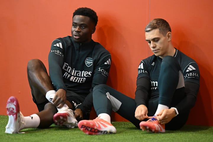 บูกาโย ซากะ (ซ้าย) เคียงข้างเลอันโดร ทรอสซาร์ด บูกาโย ซากะ (ซ้าย) เคียงข้างเลอันโดร ทรอสซาร์ด