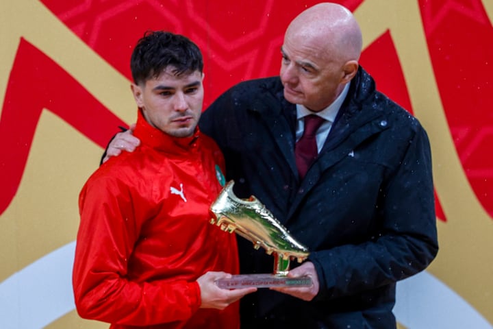 布拉希姆·迪亚兹（左）与FIFA主席詹尼·因凡蒂诺。