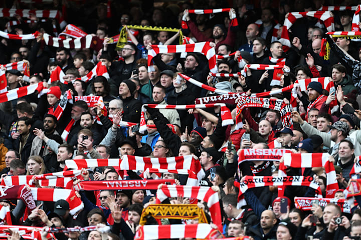 แฟนบอลอาร์เซนอลกับผ้าพันคอของพวกเขา