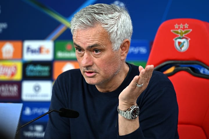 โชเซ่ มูรินโญ่ ระหว่างการแถลงข่าว โชเซ่ มูรินโญ่ ระหว่างการแถลงข่าว