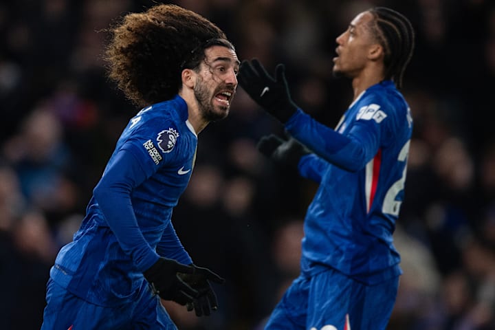 มาร์ค คูคูเรญา (ซ้าย) กำลังตะโกน มาร์ค คูคูเรญา (ซ้าย) กำลังตะโกน