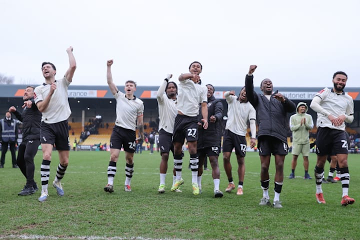 นักเตะพอร์ต เวล กำลังเฉลิมฉลอง นักเตะพอร์ต เวล กำลังเฉลิมฉลอง