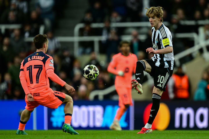 แอนโธนี กอร์ดอน (ขวา) เจอบาร์เซโลนา แอนโธนี กอร์ดอน (ขวา) เจอบาร์เซโลนา