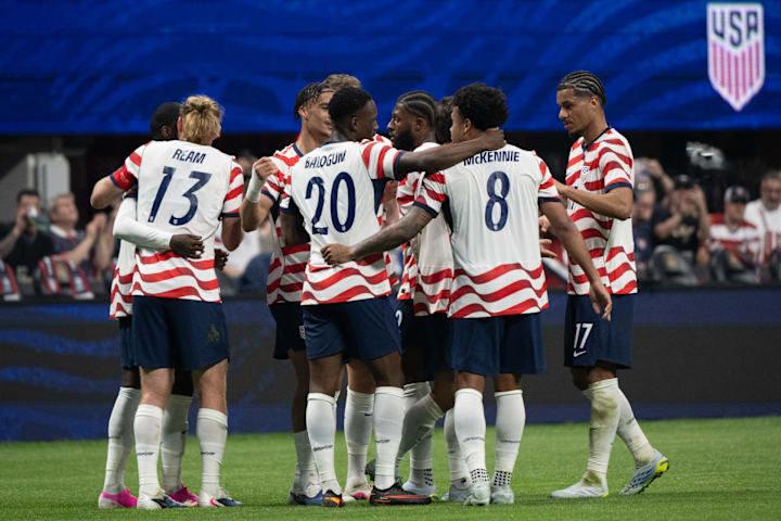 美国男足球员庆祝进球。