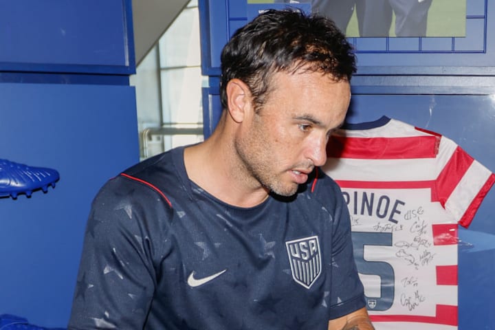 Landon Donovan signing merchandise. แลนดอน โดโนแวน กำลังเซ็นลายเซ็นบนสินค้า