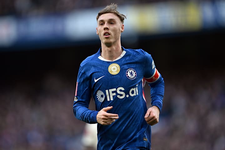 Cole Palmer running out as Chelsea captain. โคล พาลเมอร์วิ่งออกมาในฐานะกัปตันทีมเชลซี.