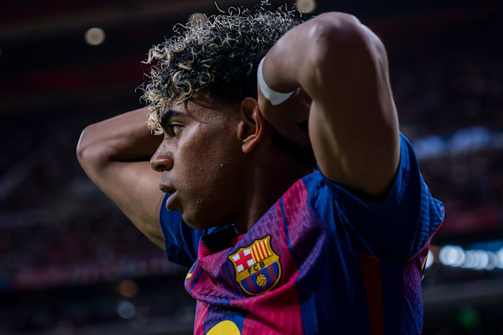 Lamine Yamal with his hands on his head. ลามีน ยามาล เอามือปิดหน้า