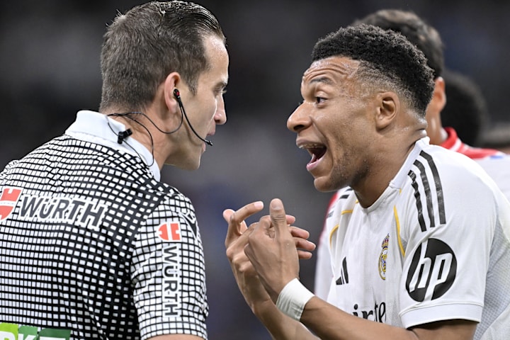 Kylian Mbappé (right) arguing. 姆巴佩(右)在争论。