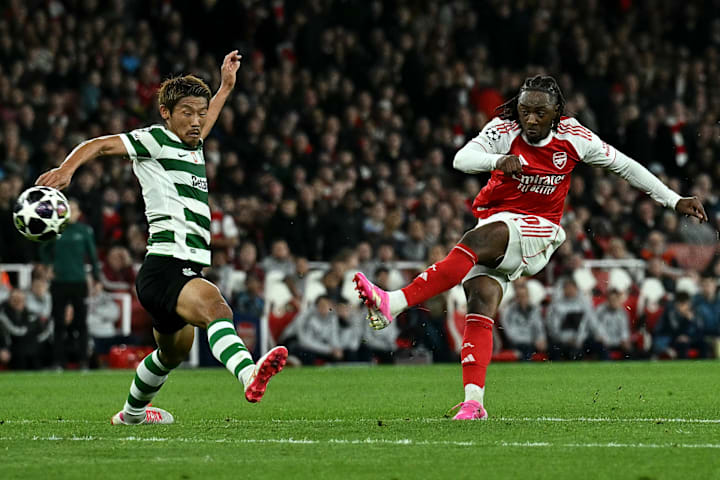 เอเบเรชิ เอเซ กำลังยิงประตู