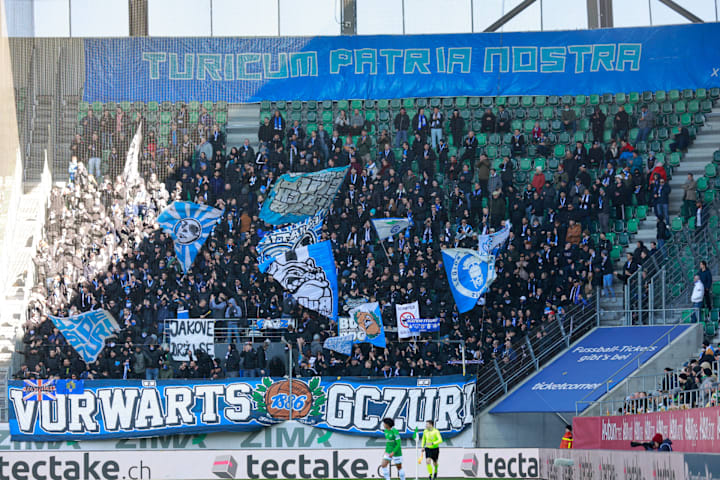 แฟนบอลกราสฮอปเปอร์ส พร้อมธง