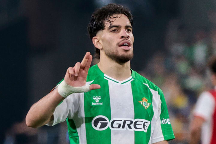 เอซ อับเด กำลังเฉลิมฉลองหลังทำประตู