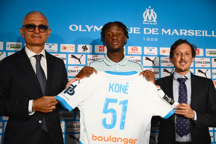 Ismaël Koné (center) at his Marseille unveiling.