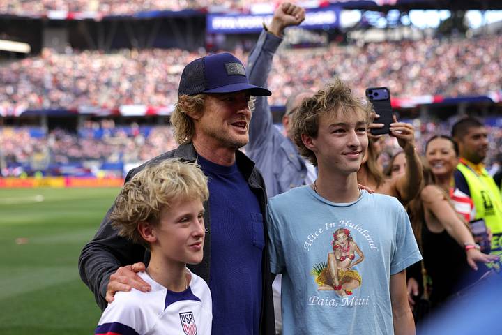 Owen Wilson (center) posing with children. 欧文·威尔逊(中)与孩子们合影。