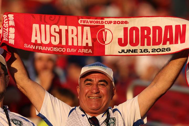 Fan holding a split scarf.