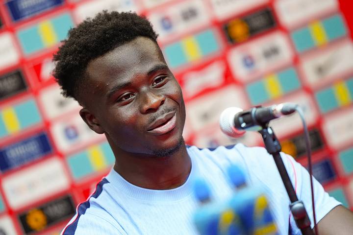บูกาโย ซากา กำลังพูดเข้าไมโครโฟน