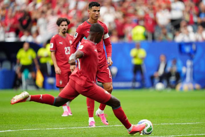 Cristiano Ronaldo (background) letting Nuno Mendes shoot. คริสเตียโน โรนัลโด (เบื้องหลัง) ปล่อยให้นูโน เมนเดส ยิง