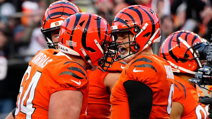 The Bengals celebrate a QB sneak touchdown by quarterback Joe Burrow (9) in the first quarter of a