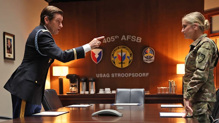 GOING DUTCH: L-R: Denis Leary and Taylor Misiak in the series premiere of GOING DUTCH airing Thursday, Jan. 2 (8:30-9:00 PM ET/PT) on FOX. GOING DUTCH: L-R: Denis Leary and Taylor Misiak in the series premiere of GOING DUTCH airing Thursday, Jan. 2 (8:30-9:00 PM ET/PT) on FOX.