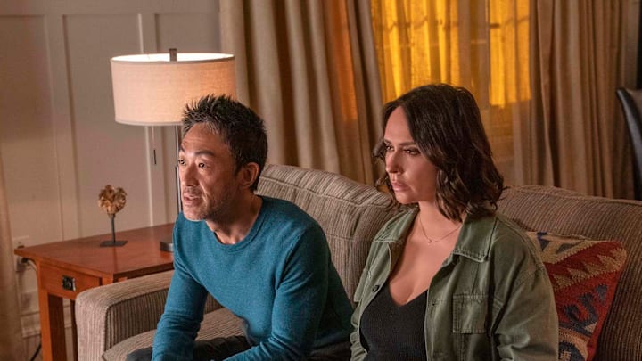 9-1-1: L-R: Kenneth Choi and Jennifer Love Hewitt in the “Future Tense” episode of 9-1-1 airing Monday, Feb. 1 (8:00-9:00 PM ET/PT) on FOX. CR: FOX. © 2021 FOX Media LLC.