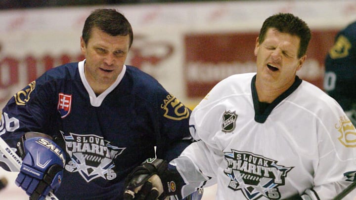 Chris Nilan (R) of NHL Legends all star