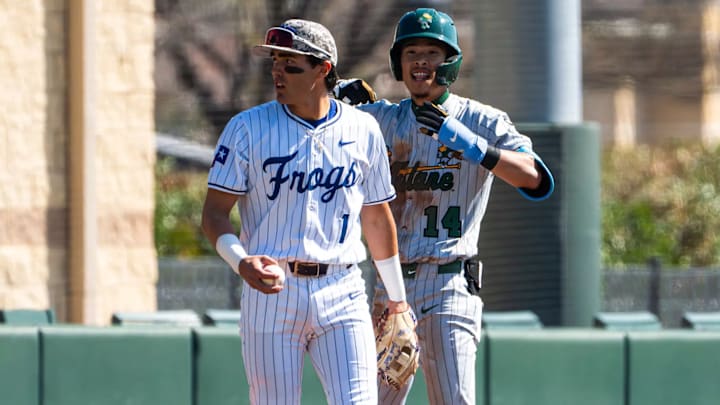 Tulane Baseball Tanner Chun on Base vs TCU