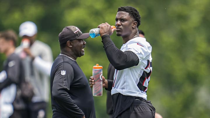 Atlanta Falcons linebacker James Pearce Jr. 