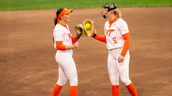 Jordan Lynch (left) delivers the ball back to Emma Mazzarone (right) in the circle. Jordan Lynch (left) delivers the ball back to Emma Mazzarone (right) in the circle.