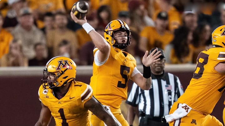 Minnesota quarterback Drake Lindsey