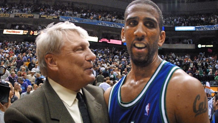 Don Nelson (L), head coach of the Dallas Mavericks