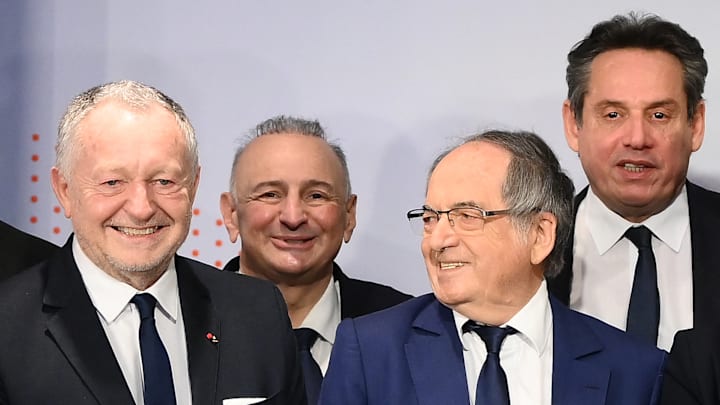 Der französische Verbandspräsident Noël Le Graët (vorne rechts)