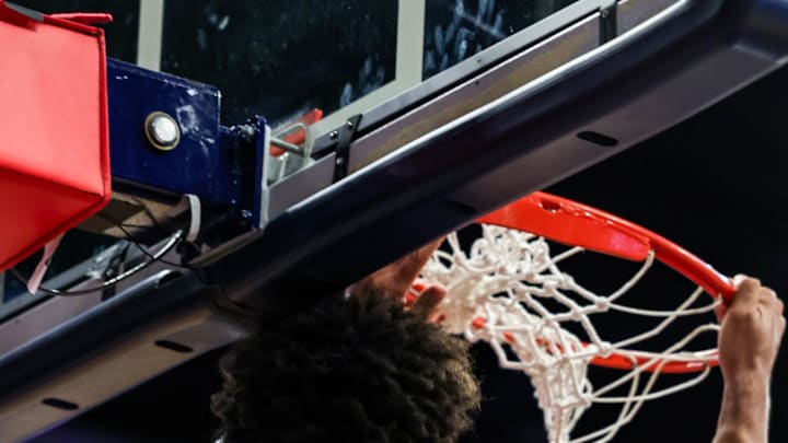 Arizona Wildcats forward Koa Peat (10) 