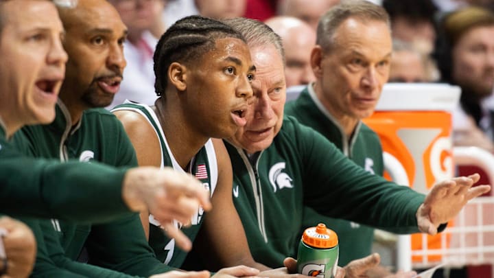 Michigan State Head Coach Tom Izzo talks with Jeremy Fears Jr. (1) 