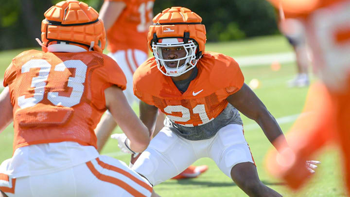Clemson linebacker Kobe McCloud (21) will look to take a bigger role at the position for the Tigers next season. 